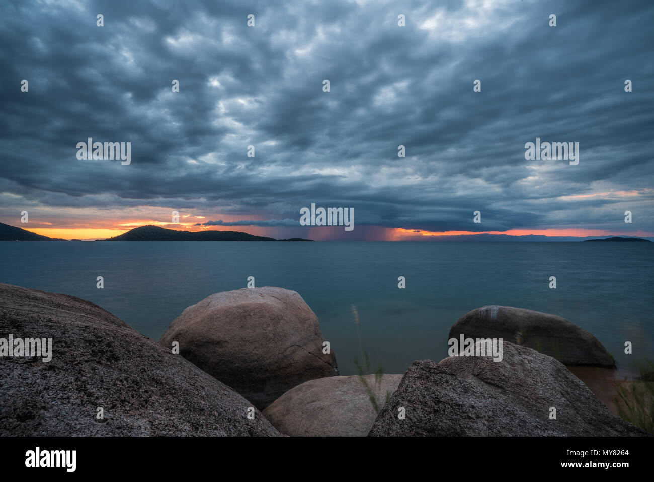 Vue sur le lac Malawi de Domwe Island comme un orage passe. Banque D'Images