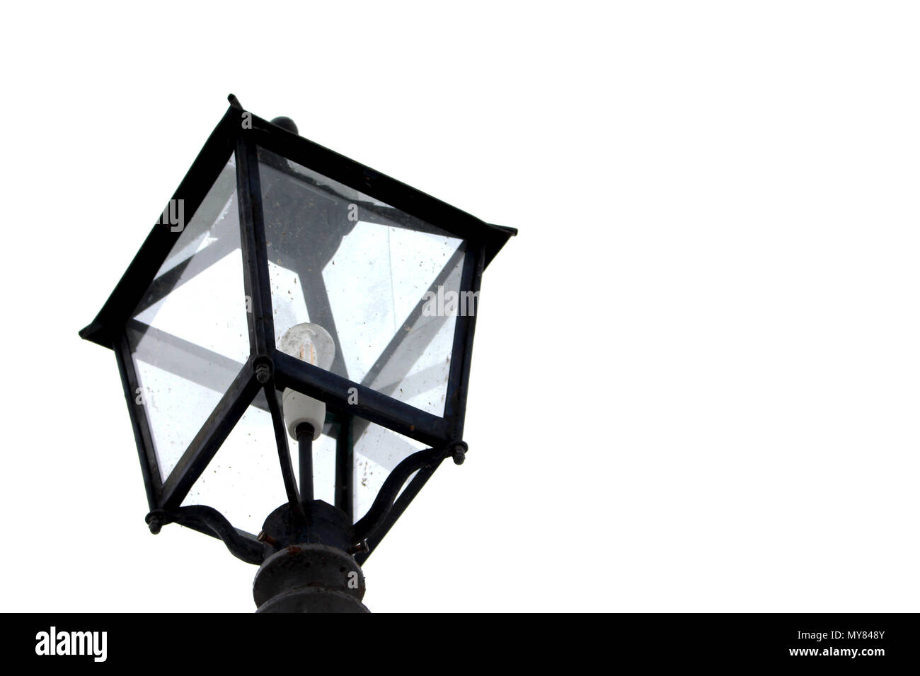Un lampadaire noir dans le centre de Orebro, en contraste avec un ciel bleu et d'élargir l'espace pour le texte sur le côté. Banque D'Images