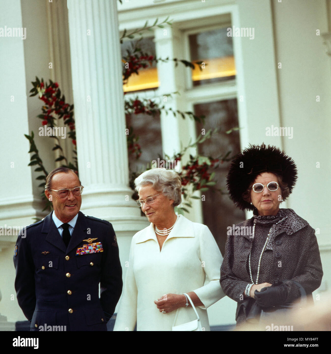 Juliana Königin der Niederlande (156) zu Besuch in Deutschland, hier mit Ehemann Prinz Bernhard und Hilda Heinemann à Bonn, Allemagne 1971. Le Prince Bernhard, Hilda Heinemann et la reine Juliana des Pays-Bas à Bonn, Allemagne 1971. Banque D'Images