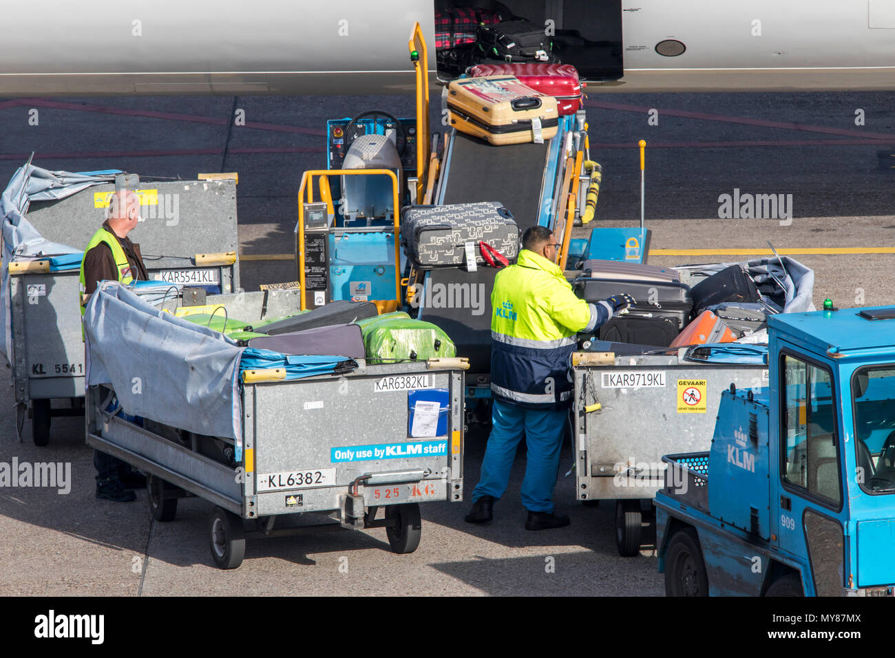 Les avions de KLM à l'aéroport d'Amsterdam-Schiphol, en Hollande du Nord, Pays-Bas, Banque D'Images