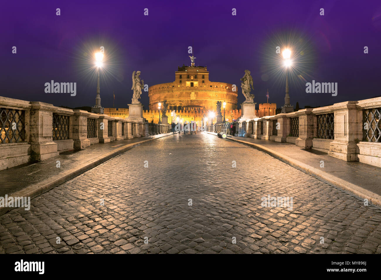 Château Saint Ange et le pont dans la nuit à Rome, Italie. Banque D'Images