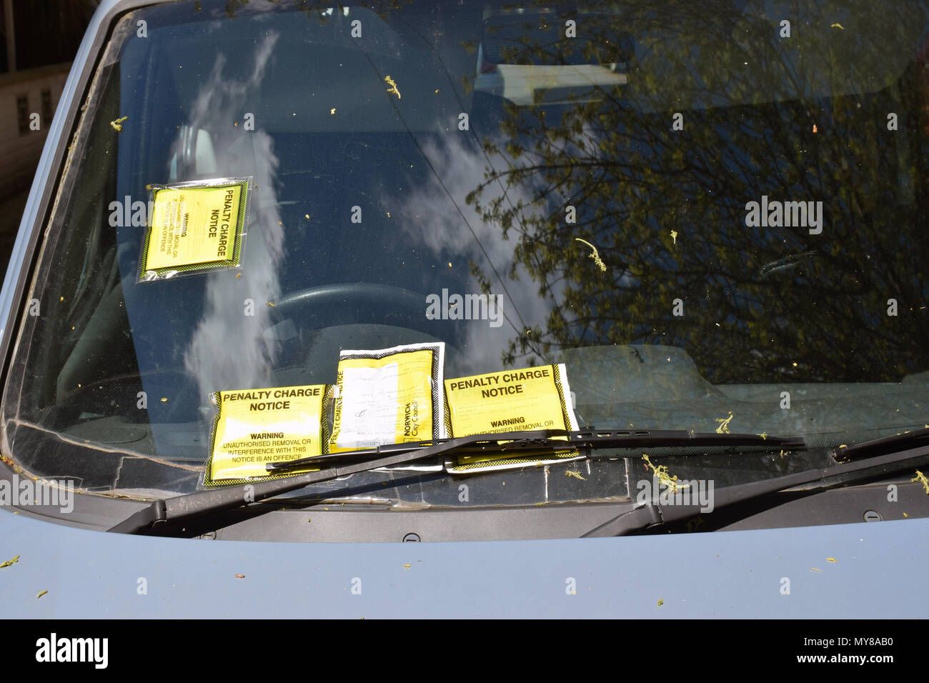 Sur les billets de stationnement voiture garée sur la rue seulement permis à Norwich - au total, 7 billets ont été émis. UK Mai 2018 Banque D'Images