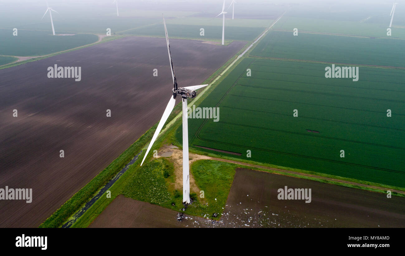 Photo aérienne montre l'éolienne endommagée par la foudre en Doddington,Paris le 30 mai 2006. Un 89m (292ft) wind turbine a pris feu après les tempêtes frappé Cambridgeshire au lendemain. Les pompiers ont été appelés à l'incendie en haut de l'éolienne en Benwick Road, Doddington, à environ 07:50 CEST. Certaines parties ont été rompues, avec des débris éparpillés dans la région, mais il n'y a pas de danger pour le public, le service d'incendie déclaré. Résidents ont signalé le tonnerre et la foudre du jour au lendemain. La cause de l'incendie n'est pas encore connu. Banque D'Images