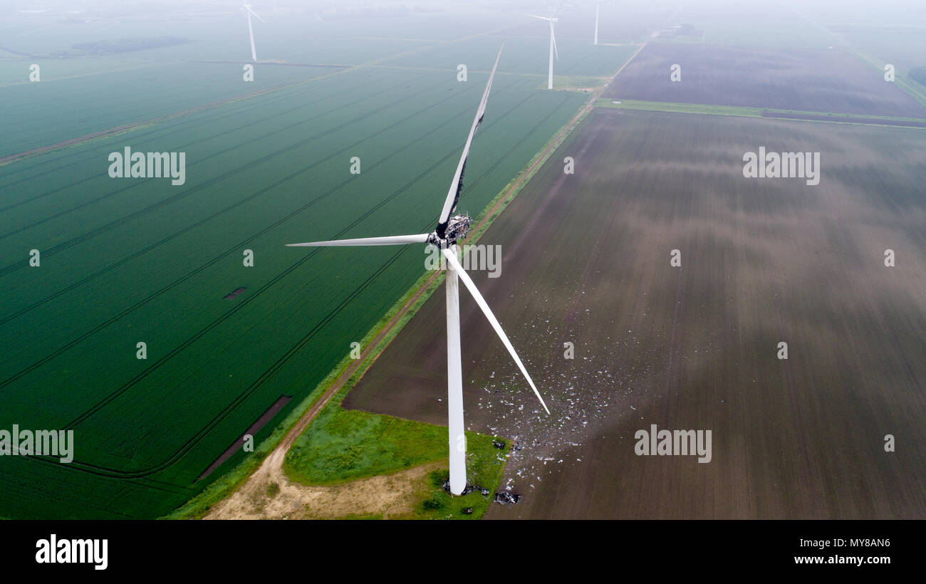 Photo aérienne montre l'éolienne endommagée par la foudre en Doddington,Paris le 30 mai 2006. Un 89m (292ft) wind turbine a pris feu après les tempêtes frappé Cambridgeshire au lendemain. Les pompiers ont été appelés à l'incendie en haut de l'éolienne en Benwick Road, Doddington, à environ 07:50 CEST. Certaines parties ont été rompues, avec des débris éparpillés dans la région, mais il n'y a pas de danger pour le public, le service d'incendie déclaré. Résidents ont signalé le tonnerre et la foudre du jour au lendemain. La cause de l'incendie n'est pas encore connu. Banque D'Images