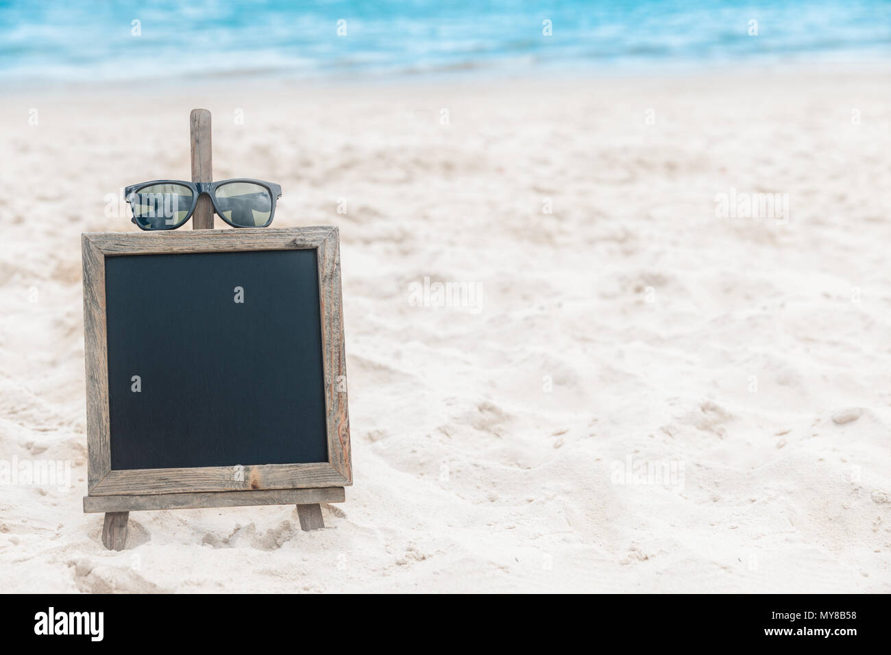 Tableau avec des lunettes de soleil sur la mer de sable de plage été tropic Banque D'Images