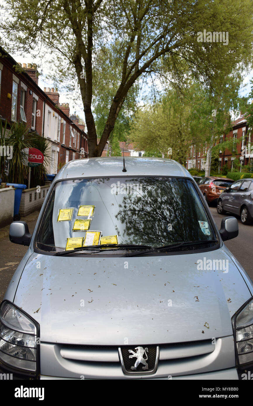 Sur les billets de stationnement voiture garée sur la rue seulement permis à Norwich - au total, 7 billets ont été émis. UK Mai 2018 Banque D'Images