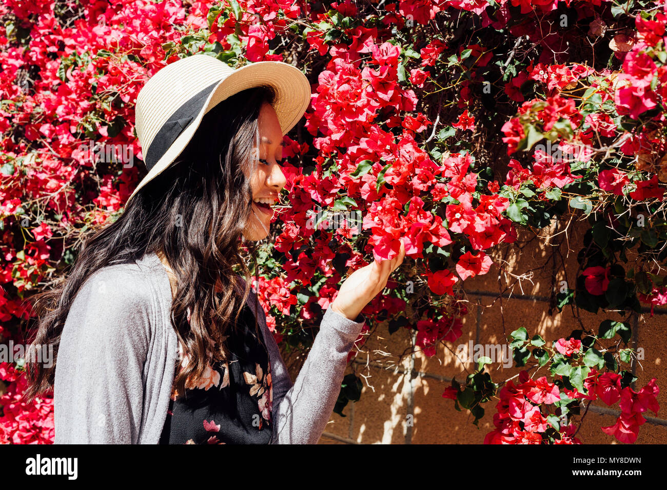 Jeune femme à l'extérieur, à la couleur à fleurs suspendues Banque D'Images