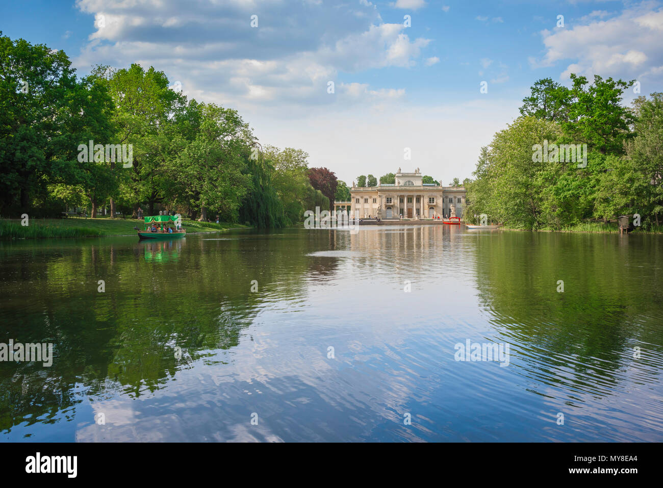 Parc Lazienki Varsovie, vue sur le palais du 18ème siècle sur l'eau, une ancienne résidence du roi Stanislas Poniatowski, Varsovie, Pologne. Banque D'Images