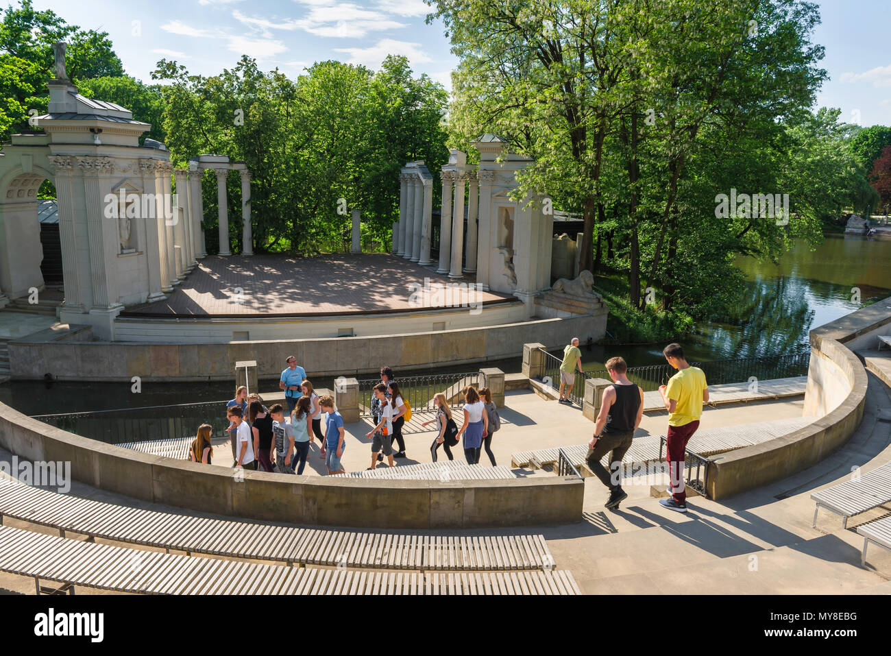 Parc Lazienki Varsovie, en vue d'élèves visite de l'île en amphithéâtre Parc Lazienki, Varsovie, Pologne. Banque D'Images