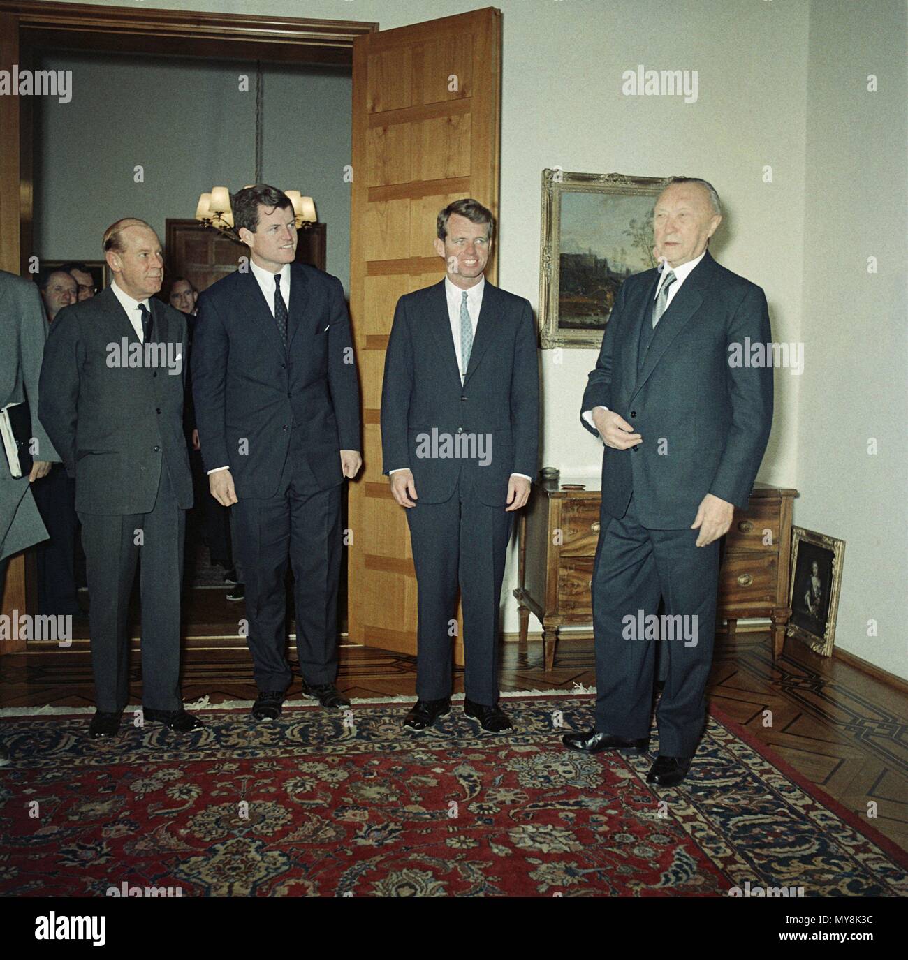 Les politiciens américains Edward (2.f.l.) et Robert Kennedy (2.f.r.) sont reçus par le chancelier allemand Konrad Adenauer (r) à Bonn, Allemagne, le 24 février 1962. Dans le monde d'utilisation | Banque D'Images