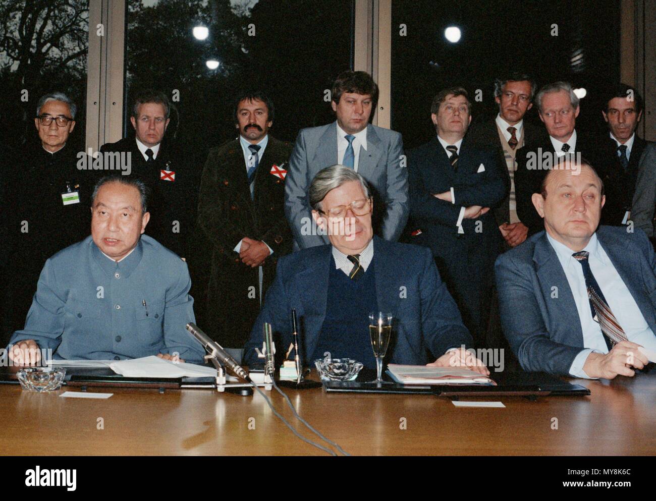 Leader du parti et du gouvernement Chinois Hua Guofeng (L) avec le chancelier allemand Helmut Schmidt (C) et le ministre des Affaires étrangères allemand Hans-Dietrich Genscher (R) au cours d'une conférence de presse à Bonn, Allemagne, le 24 octobre 1979. Dans le monde d'utilisation | Banque D'Images