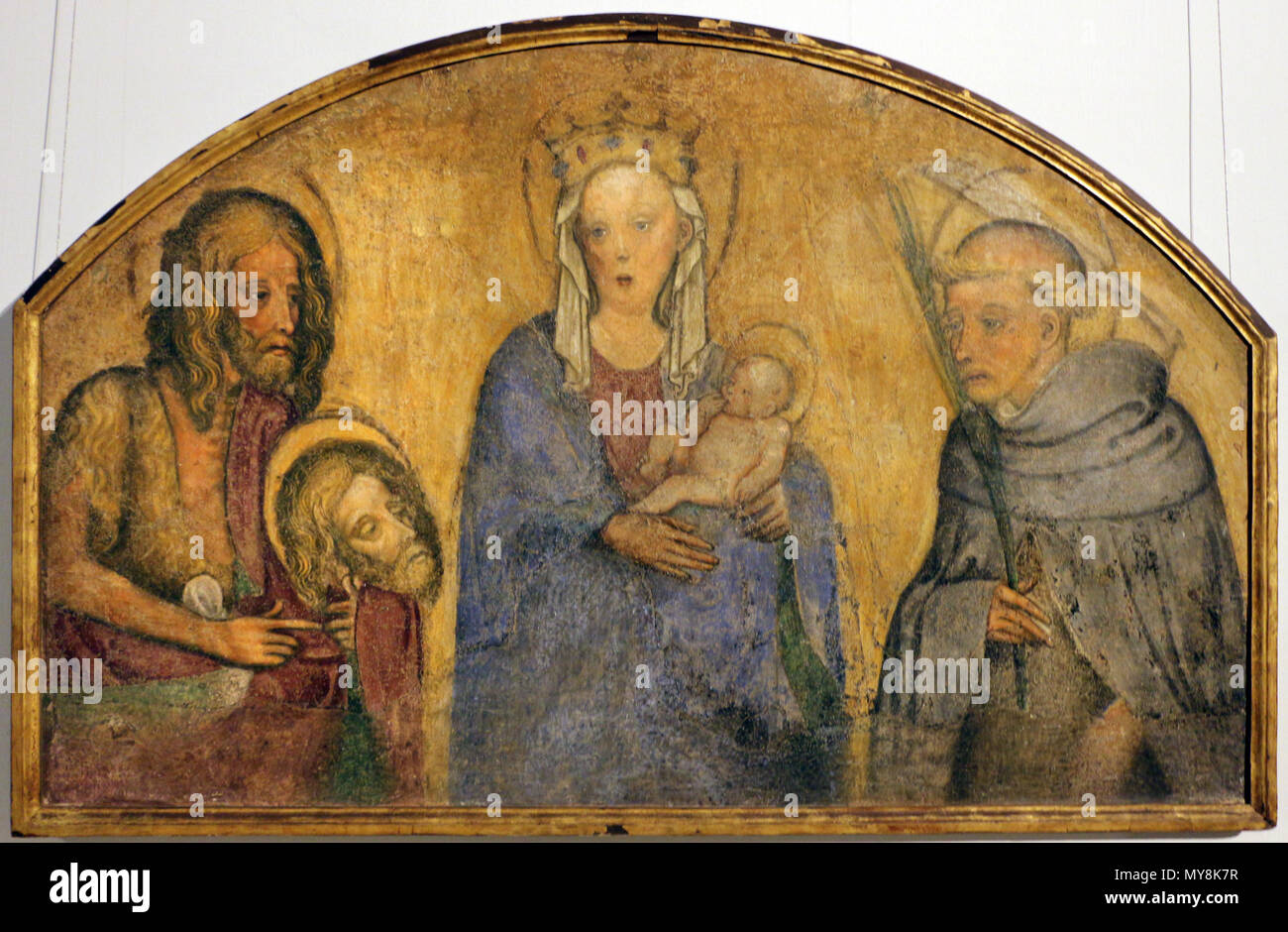 . Vierge à l'enfant entre Jean Baptiste et Peter . Anglais : Pinacoteca del Castello Sforzesco . 1430 ; 2016-01-26 17:02:16. 362 Sailko Michelino da roma (ambito), Madonna col bambino tra i ss. Giovanni Battista e Pietro martire, circa 1430, da s. Giovanni alle cas rotte 01 Banque D'Images