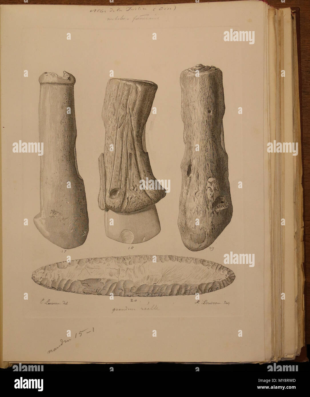 . English : Planche Dolmens et allées couvertes - Dictionnaire archéologique de la Gaule , publié par la commission instituée au ministère de l'Instruction publique et des Beaux-Arts, 1875. Exemplaire du Musée nationale d'Archéologie Description : Mobilier funéraire : allée couverte de la Justice, canton de Presles (Oise). Figure 17 : marteau en bois de cerf poli Figure 18 : Gaine de hache en bois de cerf, avec trous pour raccomoder note the une du temps. La hache en silex s'y loge claro Figure 19 : marteau en bois de cerf rugueux Figure 20 : couteau en silex . 27 mars 2017, 16:42:50. Banque D'Images