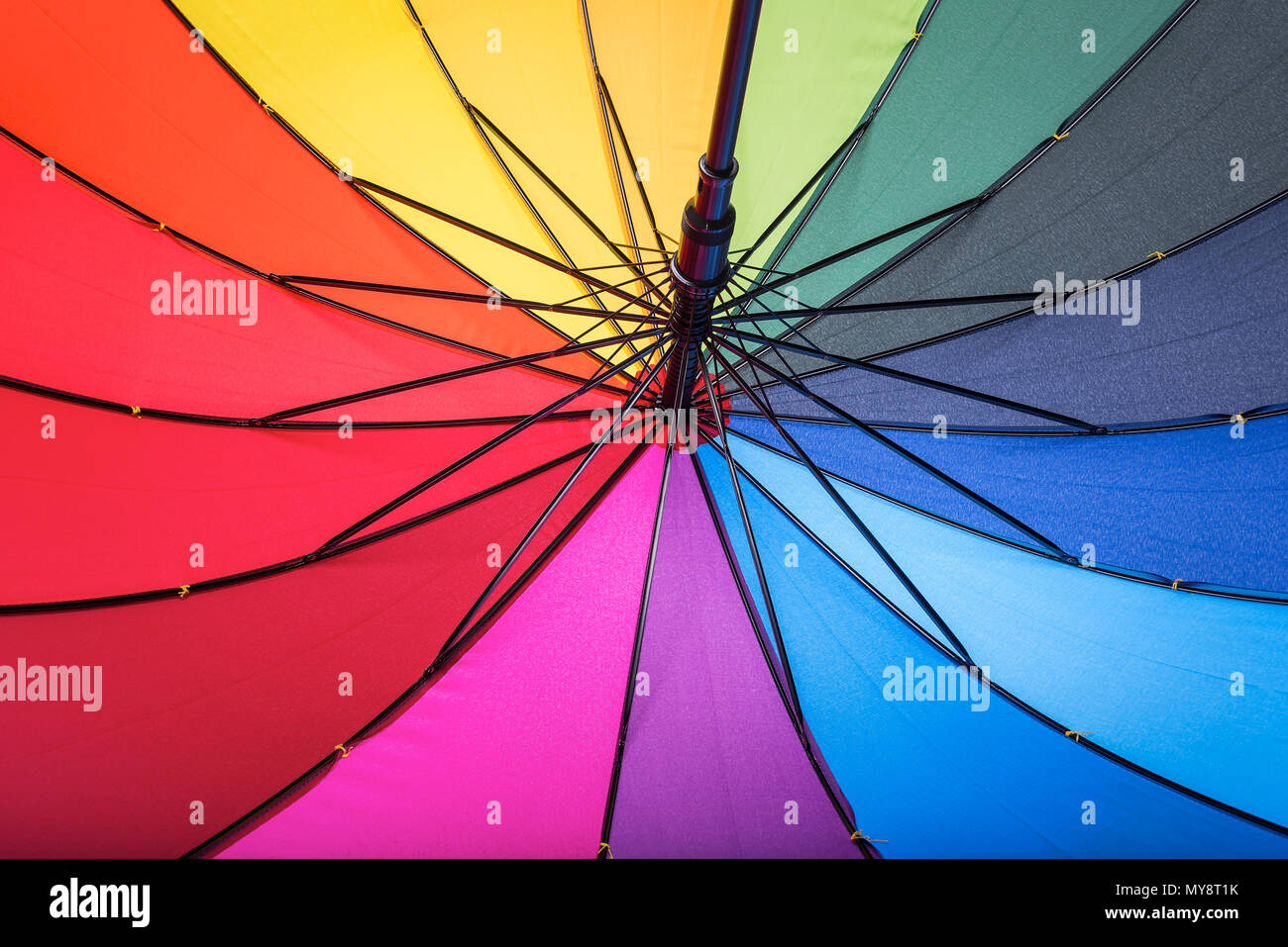 Parapluie multicolore. Couleurs de l'arc en ciel. Banque D'Images