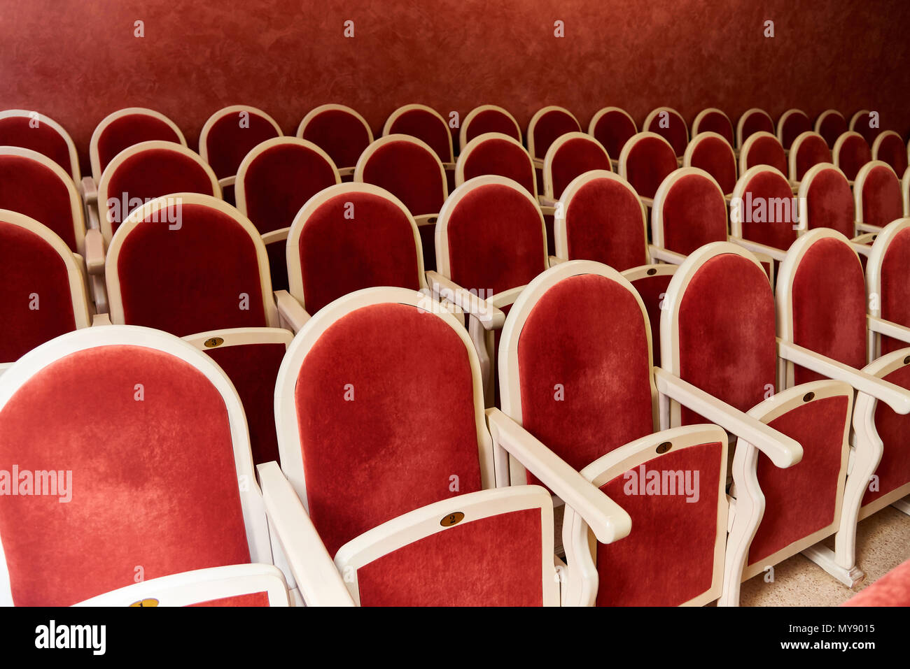Des rangées de fauteuils anciens rouge Banque D'Images