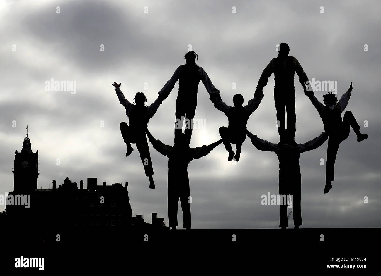 Des acrobates du Cirque Berserk effectuer dans les rues d'Édimbourg pour aider au lancement de l'Edinburgh Festival Fringe 2018, avant leur premier festival. Banque D'Images