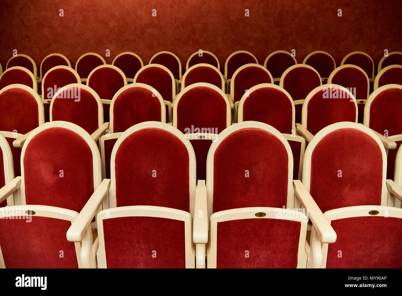 Des rangées de fauteuils anciens rouge Banque D'Images