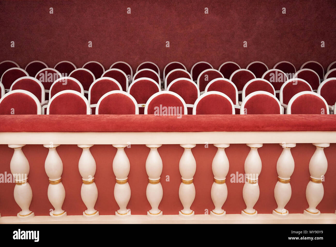 Des rangées de fauteuils anciens rouge sur le balcon Banque D'Images