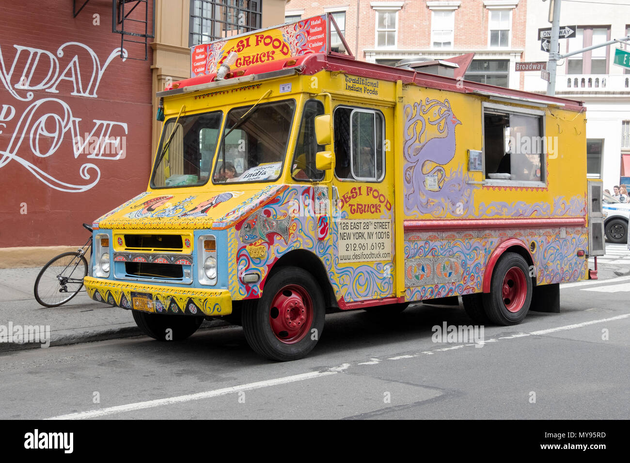 Le camion alimentaire DESI Indien vente restauration rapide stationnée sur la 17ème rue à l'Est dans le Lower Manhattan, New York City. Banque D'Images