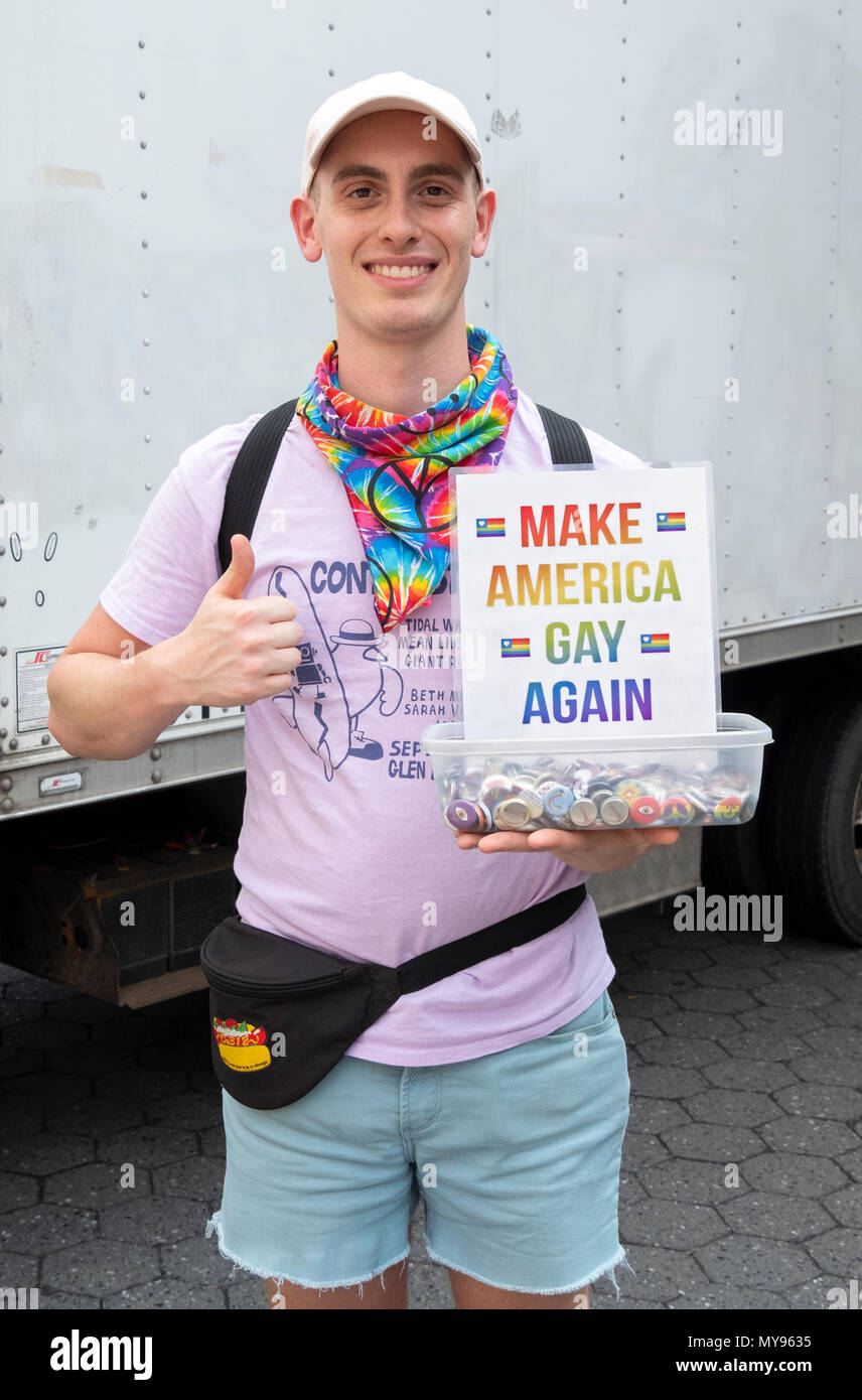 Un jeune homme à Union Square Park à Manhattan et boutons vente tenant une pancarte disant faire à nouveau de l'Amérique GAY. Banque D'Images