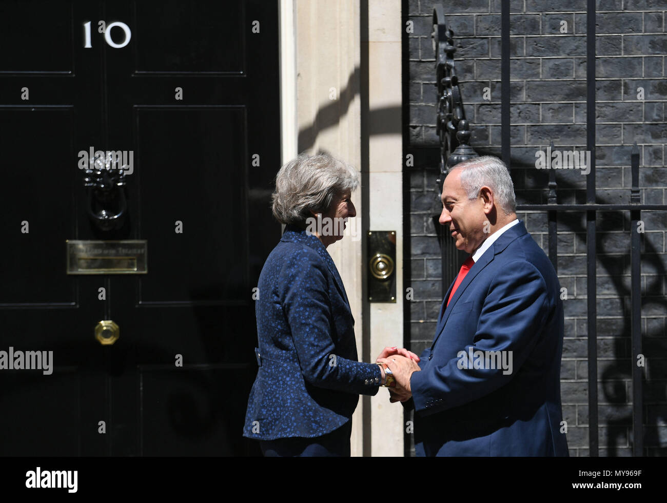 Premier ministre Theresa peut accueille le Premier ministre israélien Benjamin Netanyahu au 10 Downing Street, Londres, à la veille d'une réunion bilatérale. Banque D'Images