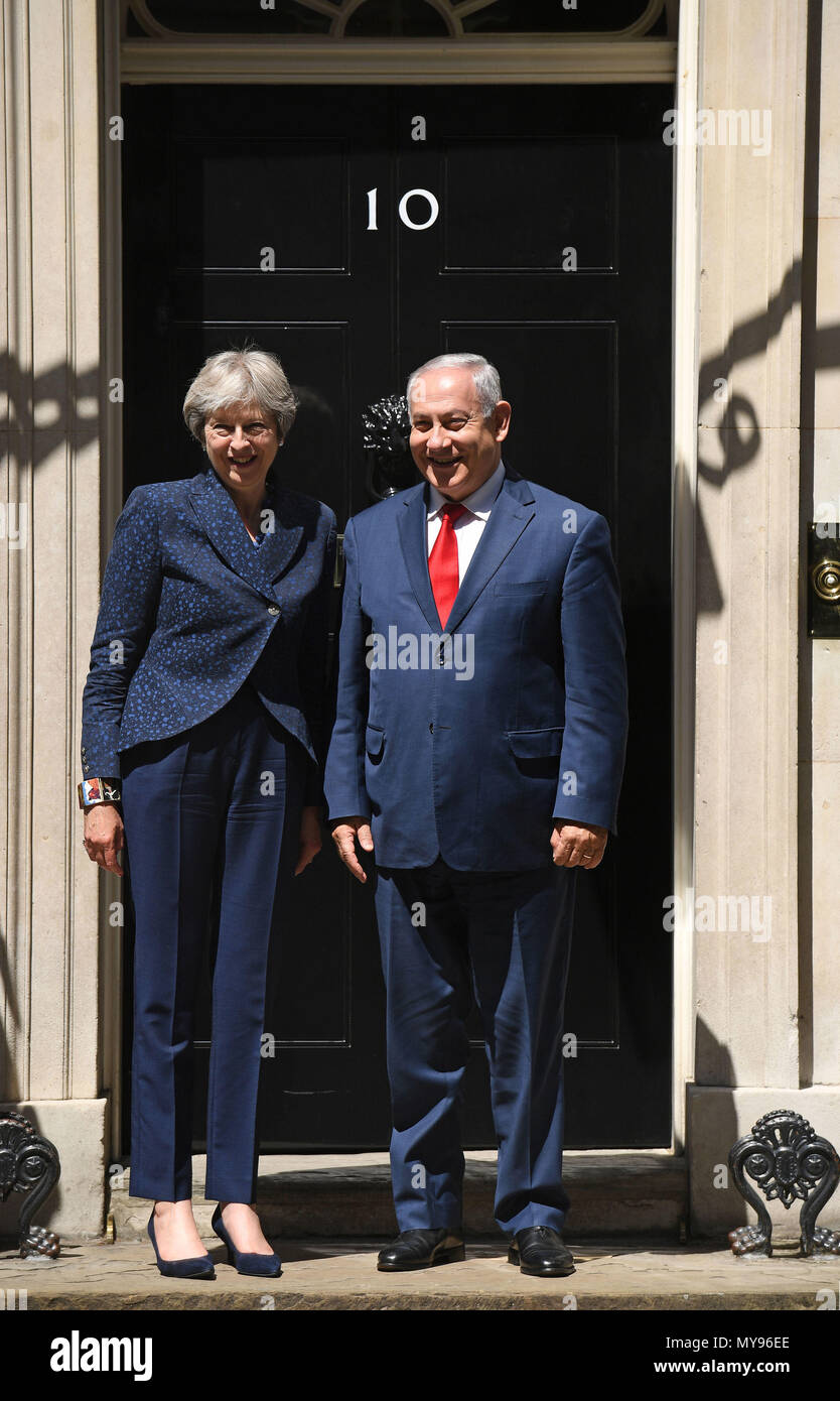 Premier ministre Theresa peut accueille le Premier ministre israélien Benjamin Netanyahu au 10 Downing Street, Londres, à la veille d'une réunion bilatérale. Banque D'Images