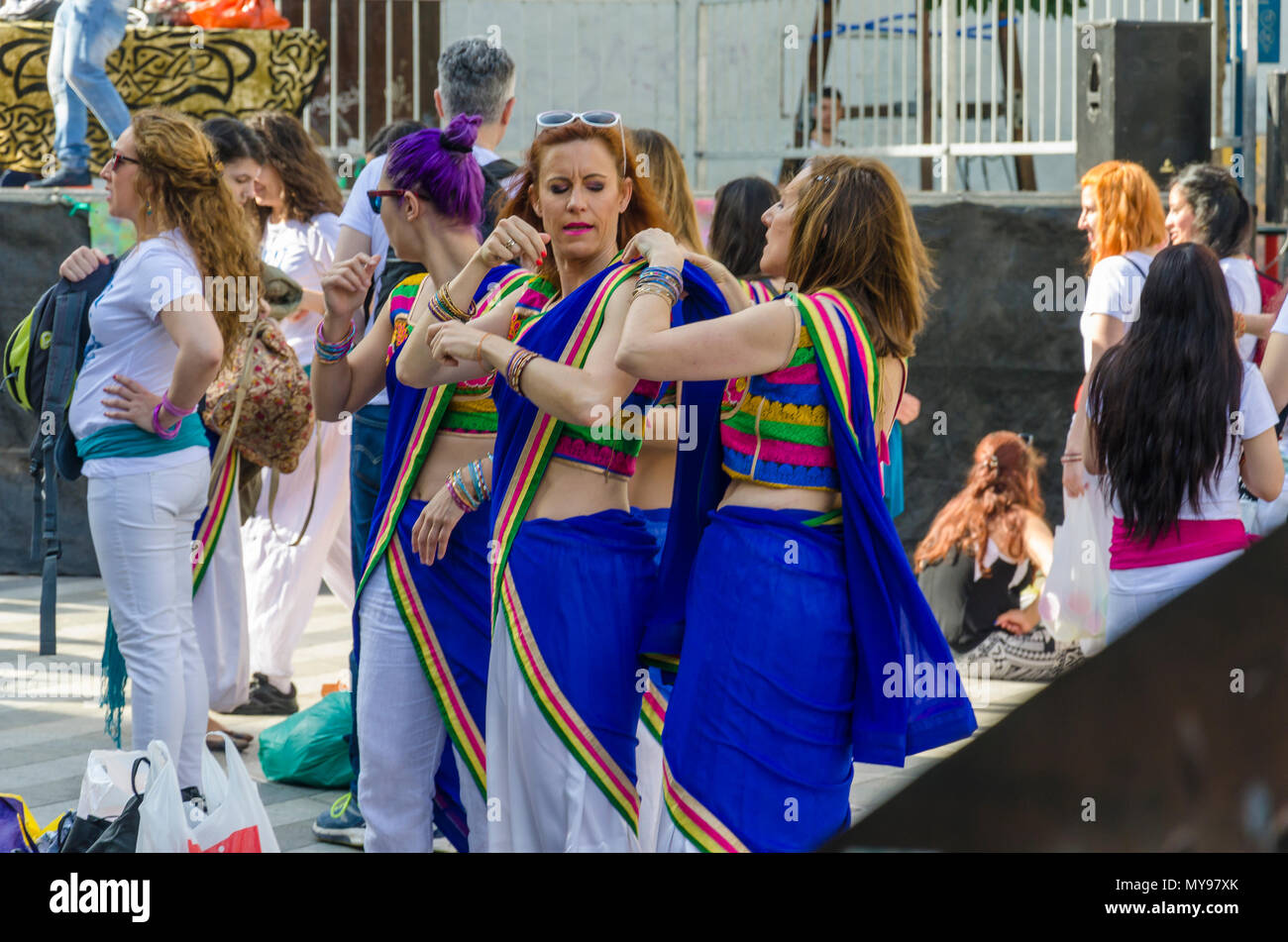 Madrid, Espagne, le 3 juin. Holi Célébration de Madrid en Luna carré avec une danseuse de l'heure précédente. Banque D'Images