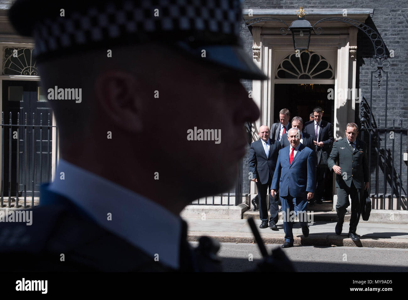 Le Premier ministre israélien Benjamin Netanyahu laisse 10 Downing Street à Londres, après avoir rencontré le Premier ministre Theresa May. Banque D'Images