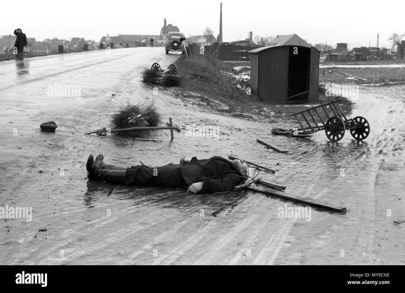 Après un accident mortel sur le Nuremberg-Bamberg road le 17 décembre 1949, la personne responsable de l'accident commis un délit de fuite. Une voiture avait frappé un homme avec une charrette, le panier a été détruit, l'homme a été tué sur place. Dans le monde d'utilisation | Banque D'Images