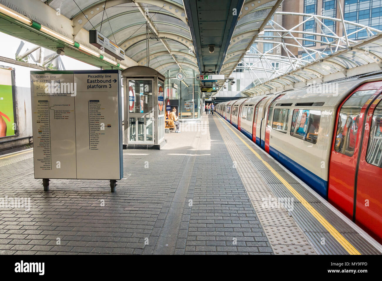 Une vue le long de la plate-forme à la station de métro Hammersmith Londres comme un train attend à la plate-forme. Banque D'Images