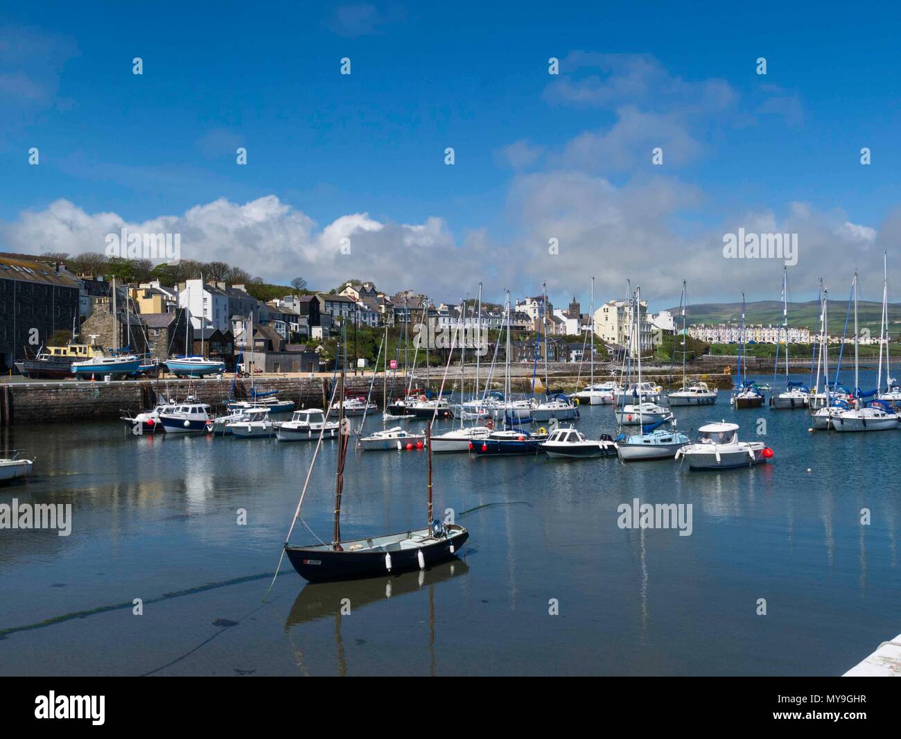 Vue sur Port St Mary port intérieur de Alfred Pier Ile de Man sur une belle journée de mai météo avec ciel bleu Banque D'Images