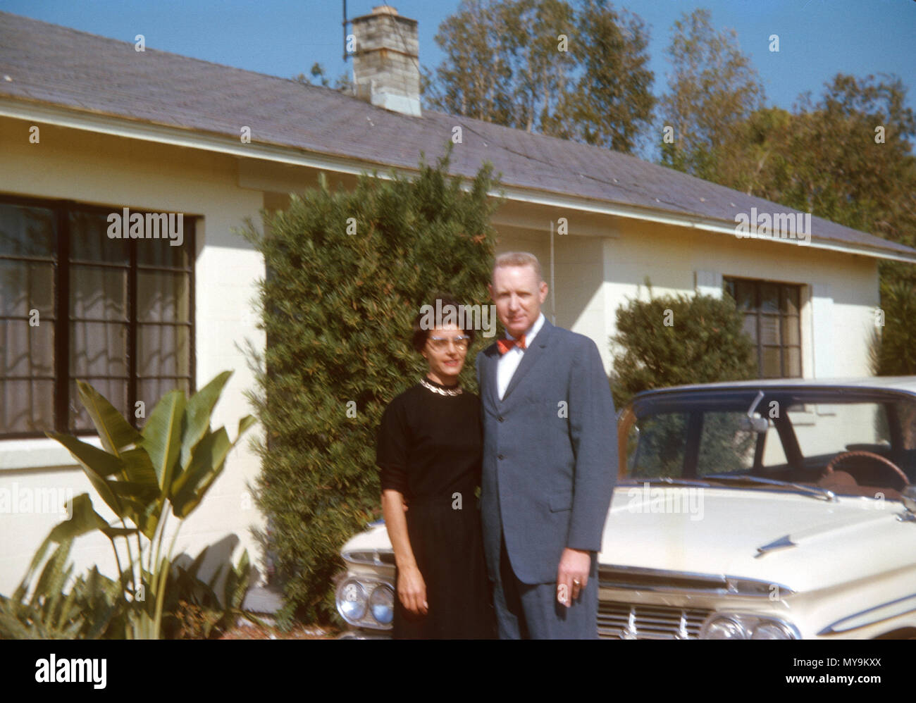 Couple marié en dehors de la Floride Maison , 1963, Tampa Florida, USA Banque D'Images