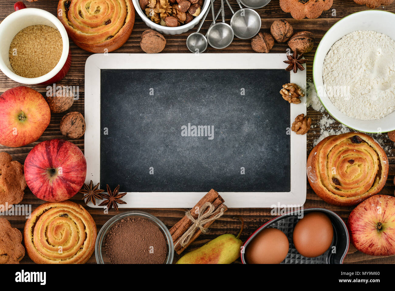 Tableau vide pour l'écriture de recettes et ingrédients pour la pâtisserie, vue du dessus Banque D'Images