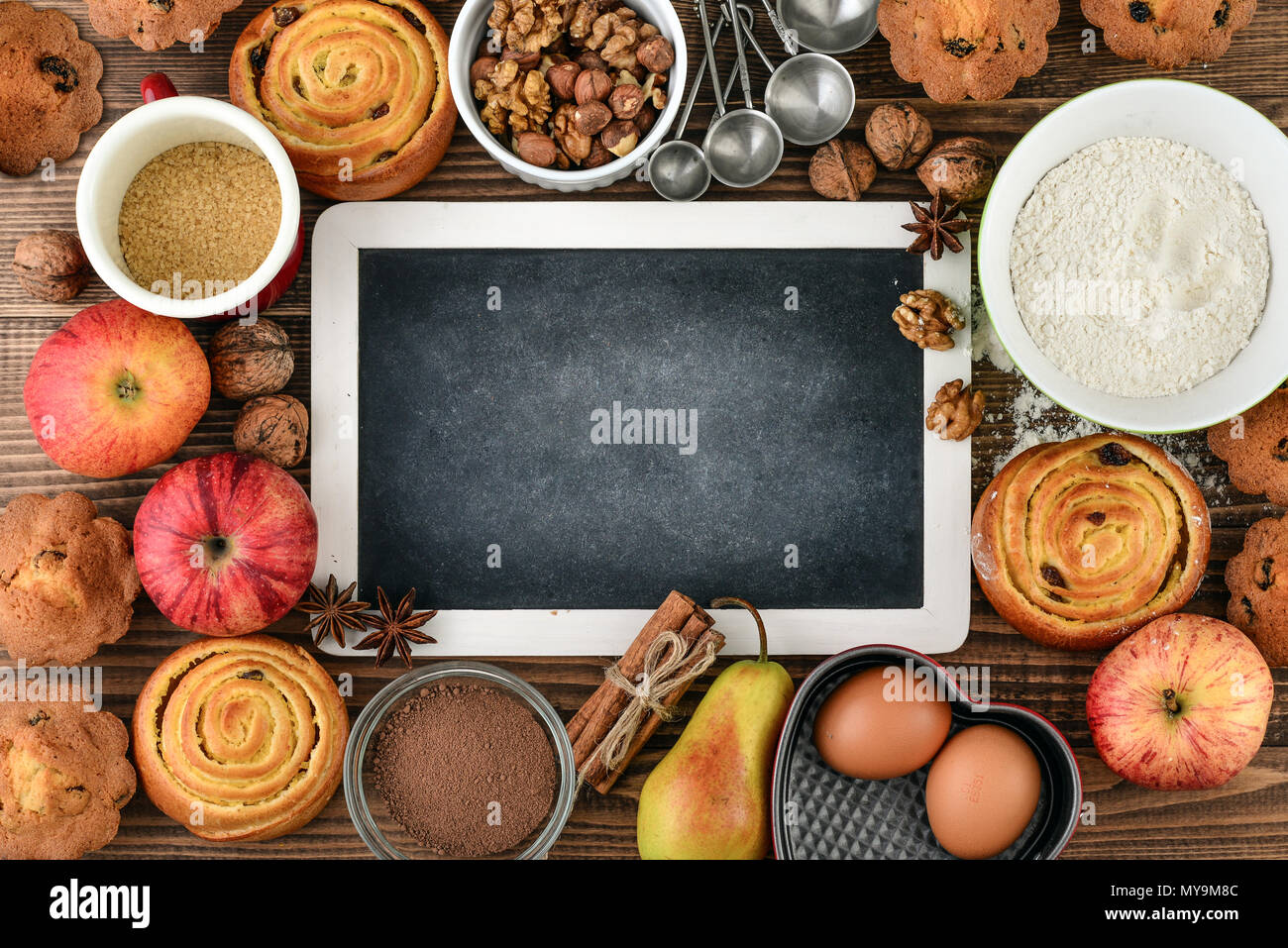 Tableau vide pour l'écriture de recettes et ingrédients pour la pâtisserie, vue du dessus Banque D'Images