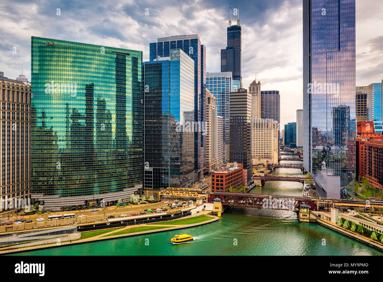 Chicago, Illinois, USA cityscape sur la rivière au crépuscule. Banque D'Images