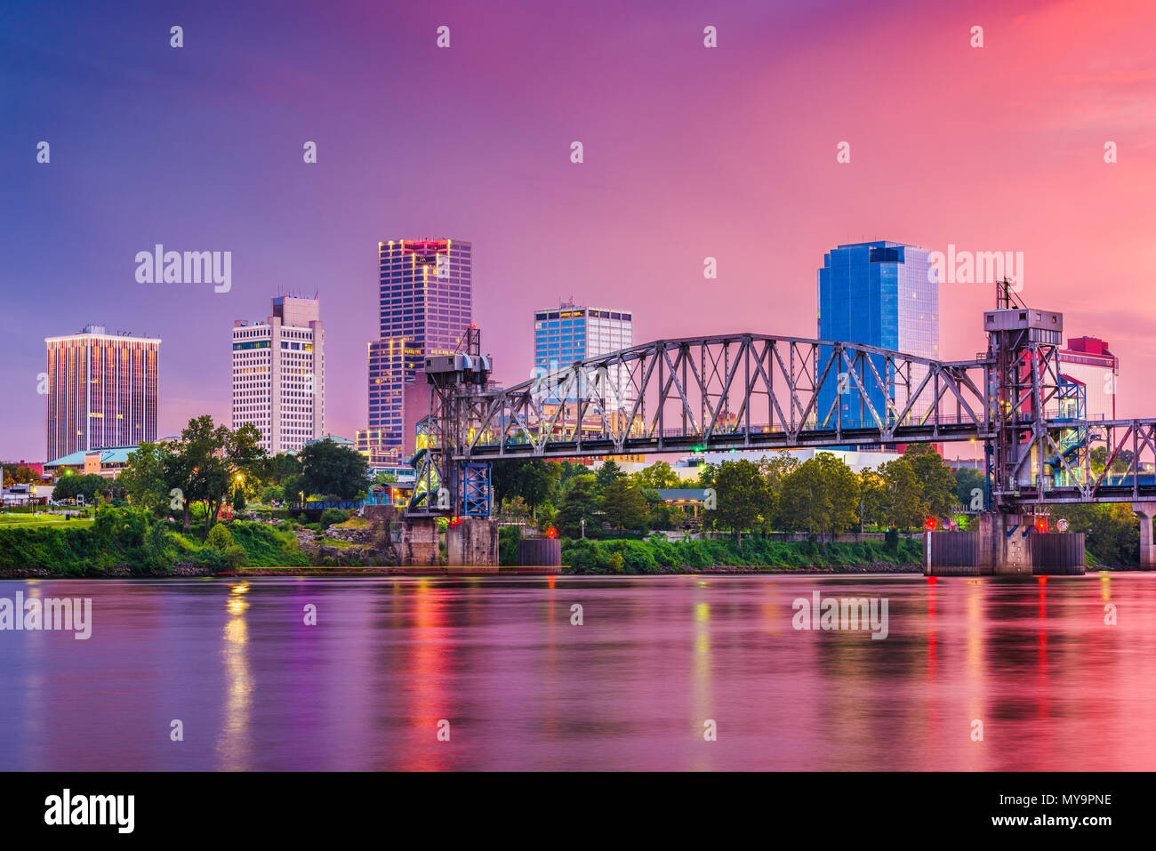 Little Rock, Arkansas, États-Unis d'horizon sur la rivière au crépuscule. Banque D'Images