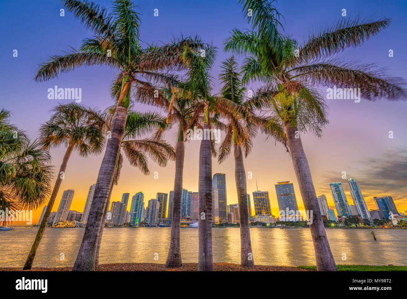 Miami, Floride, USA skyline sur Bisayne Bay au crépuscule. Banque D'Images