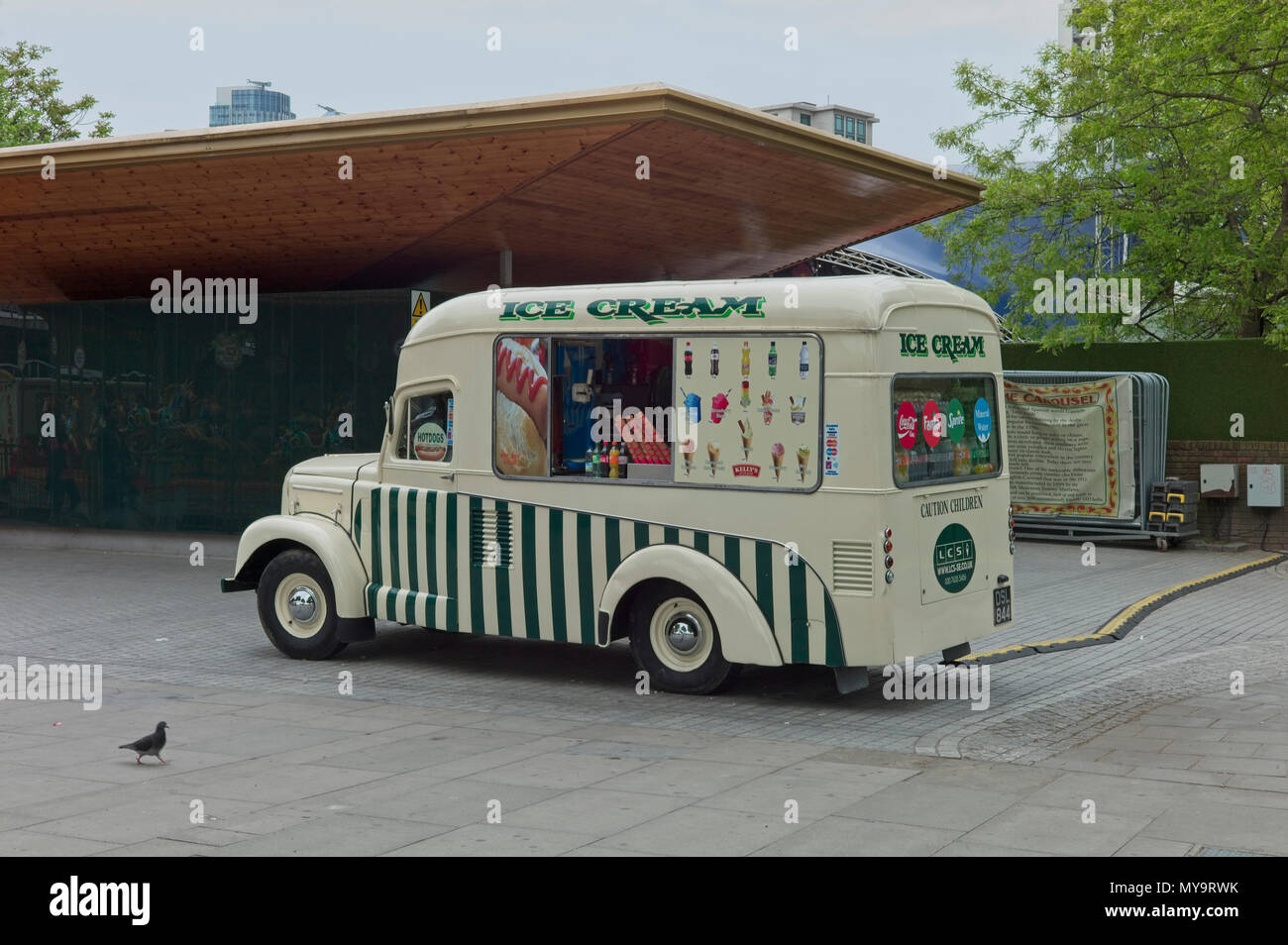 Ice Cream van stationné sur la rive sud de Londres Banque D'Images