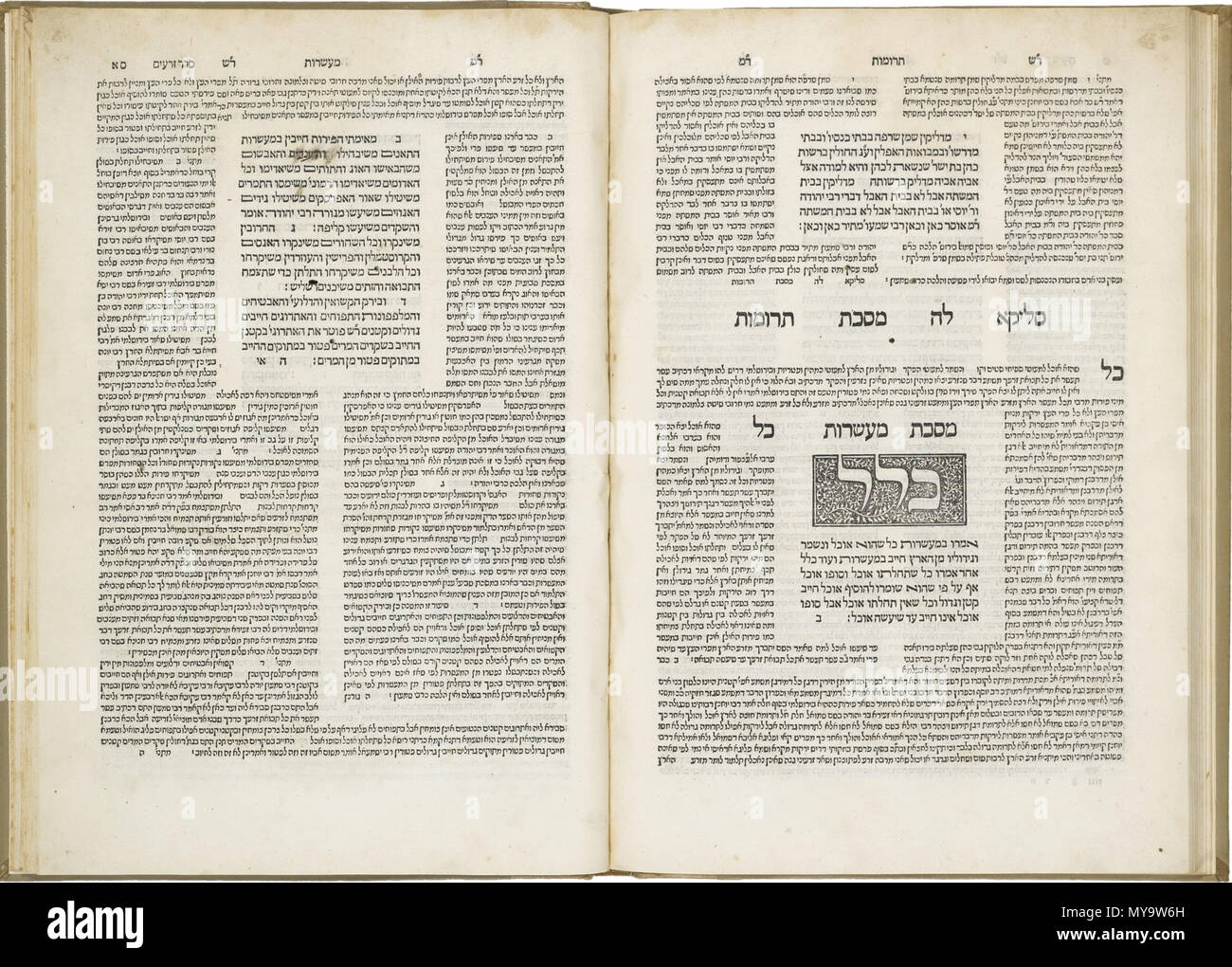 . Anglais : le Talmud babylonien, Seder Zera'im, Venise : Daniel Bomberg [1543-44]. Zéra'im (semences) est le premier des six ordres de la Mishna. À l'exception du premier traité, Berakhot, tous les traités à Zera'im traitent de lois agricoles qui s'appliquent dans le pays d'Israël. Il n'est donc pas surprenant que, bien qu'il y a une guemara dans le Talmud de Jérusalem pour l'ensemble de l'ordre Zera'im, le Talmud de Babylone n'a guemara Berakhot pour. En conséquence, Daniel Bomberg, imprimé traité Berakhot comme un volume séparé. Le solde de l'ordre Zera'im, a été complétée par l'as Banque D'Images