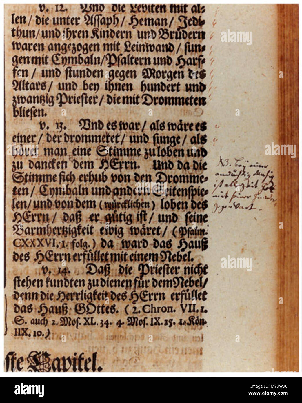 . Deutsch : 2 Chronik 5,13 (Übersetzung Martin Luther) v.13. Und es war/ als il es einer der drommetet und/// sunge höret man als eine Stimme zu loben/ und zu dem HErrn dancken. Da und die Stimme erhub sich von den Dromme = dix/ Cymbaln Seitenspie und anderen = len/ und von dem (würcklichen) loben des HErrn/ dass er ist und seine gütig/ Barmhertzigkeit ewig wäret/ (Psaume CXXXVI, I. folg.) da ward das Hauß des HErrn erfüllet mit einem Nebel. mit Johann Sebastian Bachs eigenhändiger Randbemerkung N[B] ota[ENE] andächtigen Bey einer Musiq ist allezeit Gott mit senneur Gnaden = Gegenwart Aus Johann Seb Banque D'Images