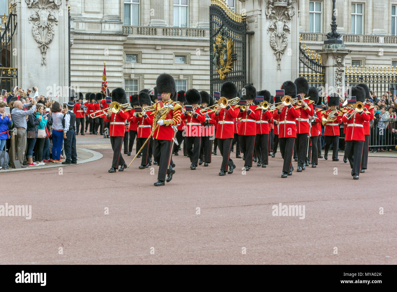 Londres Angleterre 17 Juin 16 La Garde Royale Britannique Effectuer La Releve De La Garde A Buckingham Palace Londres Angleterre Grande Bretagne Photo Stock Alamy