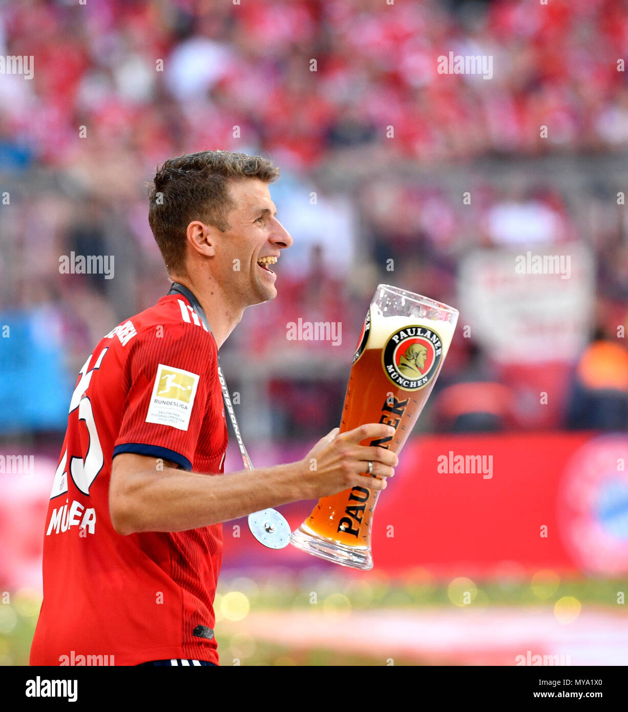 Thomas Müller FC Bayern Munich avec bière de blé pour la bière Paulaner  douche, Allianz Arena, Munich, Bavière, Allemagne Photo Stock - Alamy