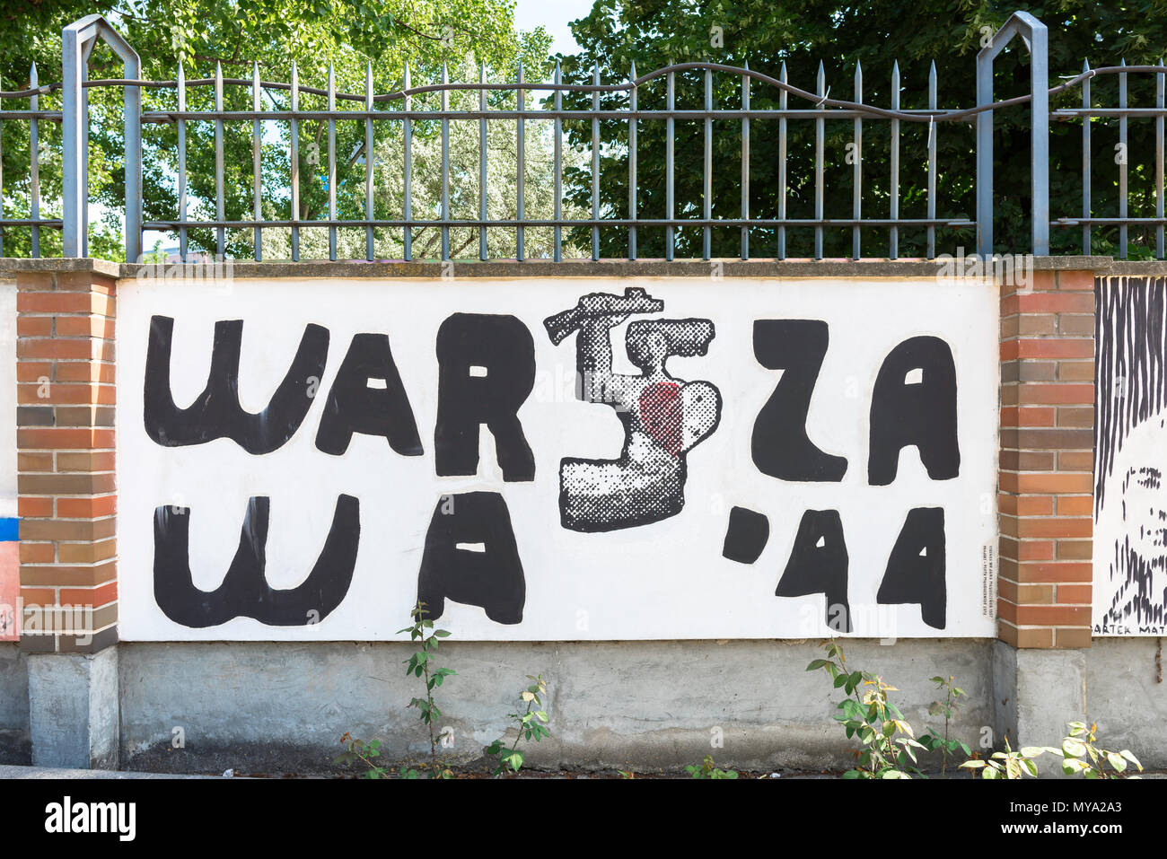 Warsaw Rising Museum, vue d'une fresque commémorant le soulèvement de 44 montrant le symbole de l'Armée de l'intérieur polonaise dans la roseraie du musée, en Pologne. Banque D'Images