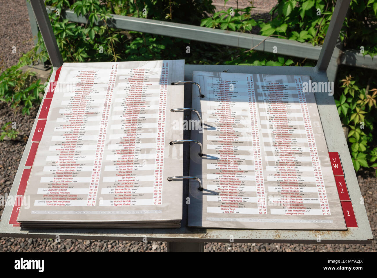 Musée du soulèvement de Varsovie, registre des noms des participants à la montée des peuples de Varsovie contre l'oppression nazie, à côté du mur du souvenir. Banque D'Images