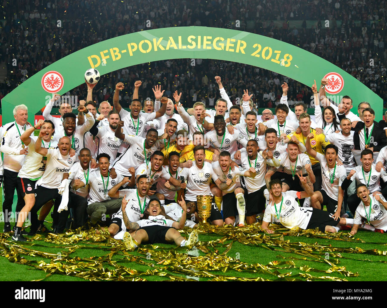 Cheering Eintracht Frankfurt après la victoire de la Coupe du gagnant sous Arch, DFB 2018 Final, Olympiastadion Berlin, Allemagne Banque D'Images