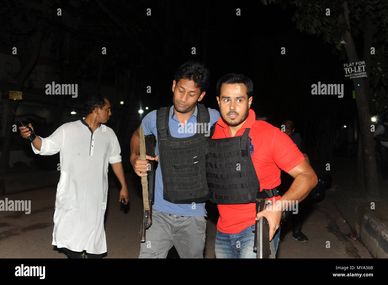 Dhaka, Bangladesh - 01 juillet 2016 : police effectue un homme blessé près du restaurant Boulangerie artisanale Holey lors d'une attaque par des hommes armés non identifiés dans l'Adh Banque D'Images