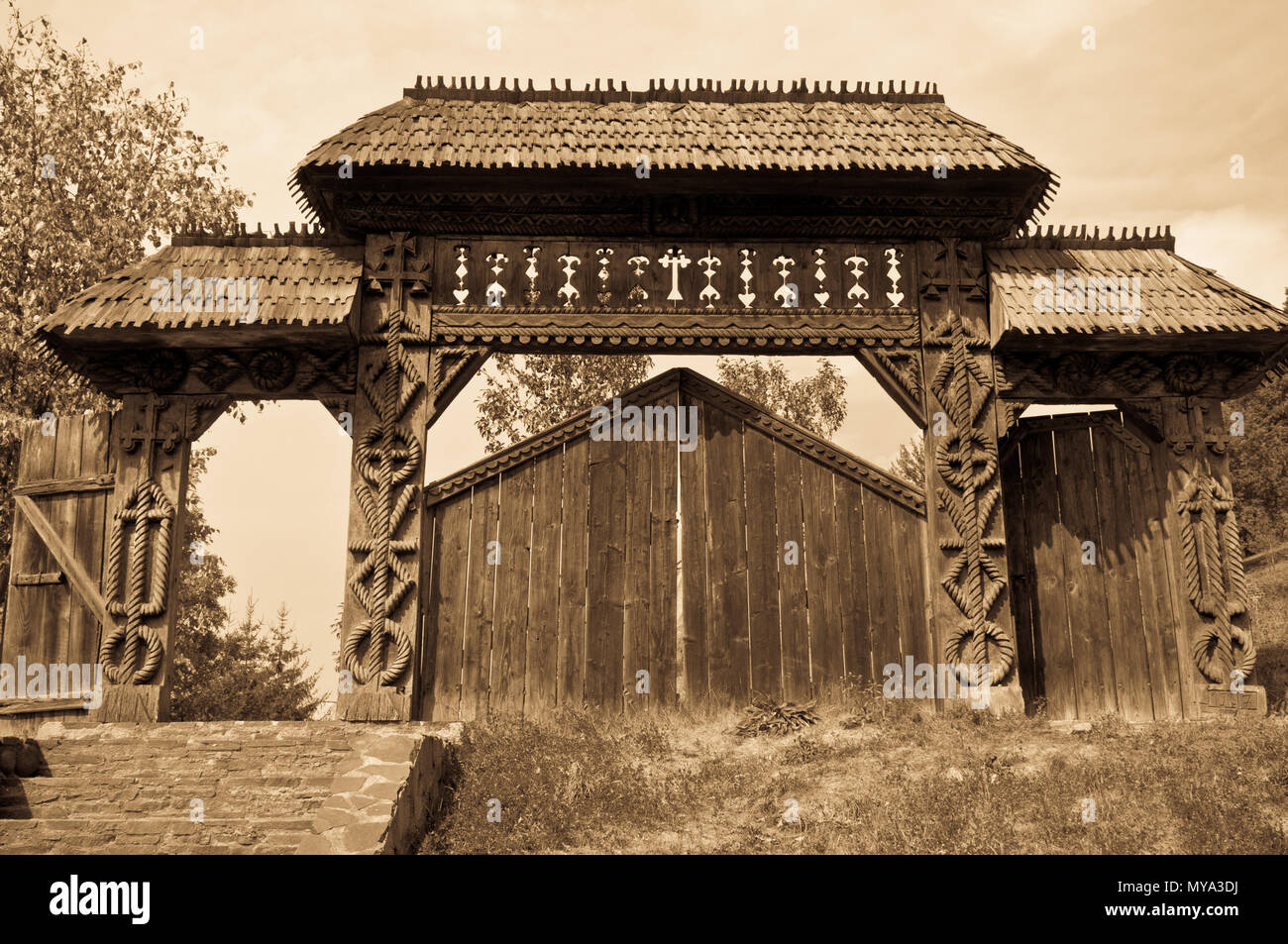 Porte en bois sculpté traditionnel de la région de Maramures, Roumanie, tons sépia. Banque D'Images