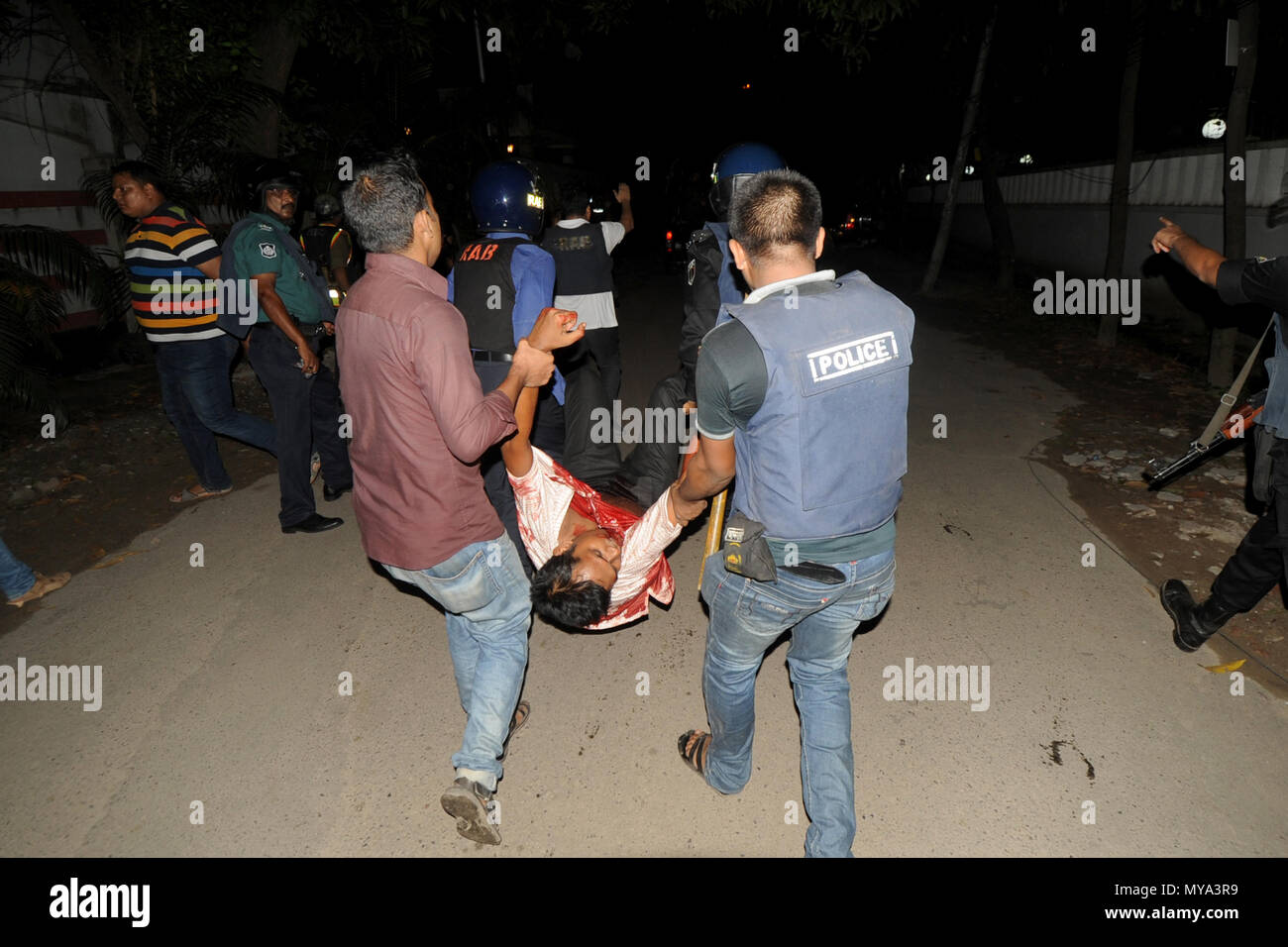 Dhaka, Bangladesh - 01 juillet 2016 : police effectue un homme blessé près du restaurant Boulangerie artisanale Holey lors d'une attaque par des hommes armés non identifiés dans l'Adh Banque D'Images