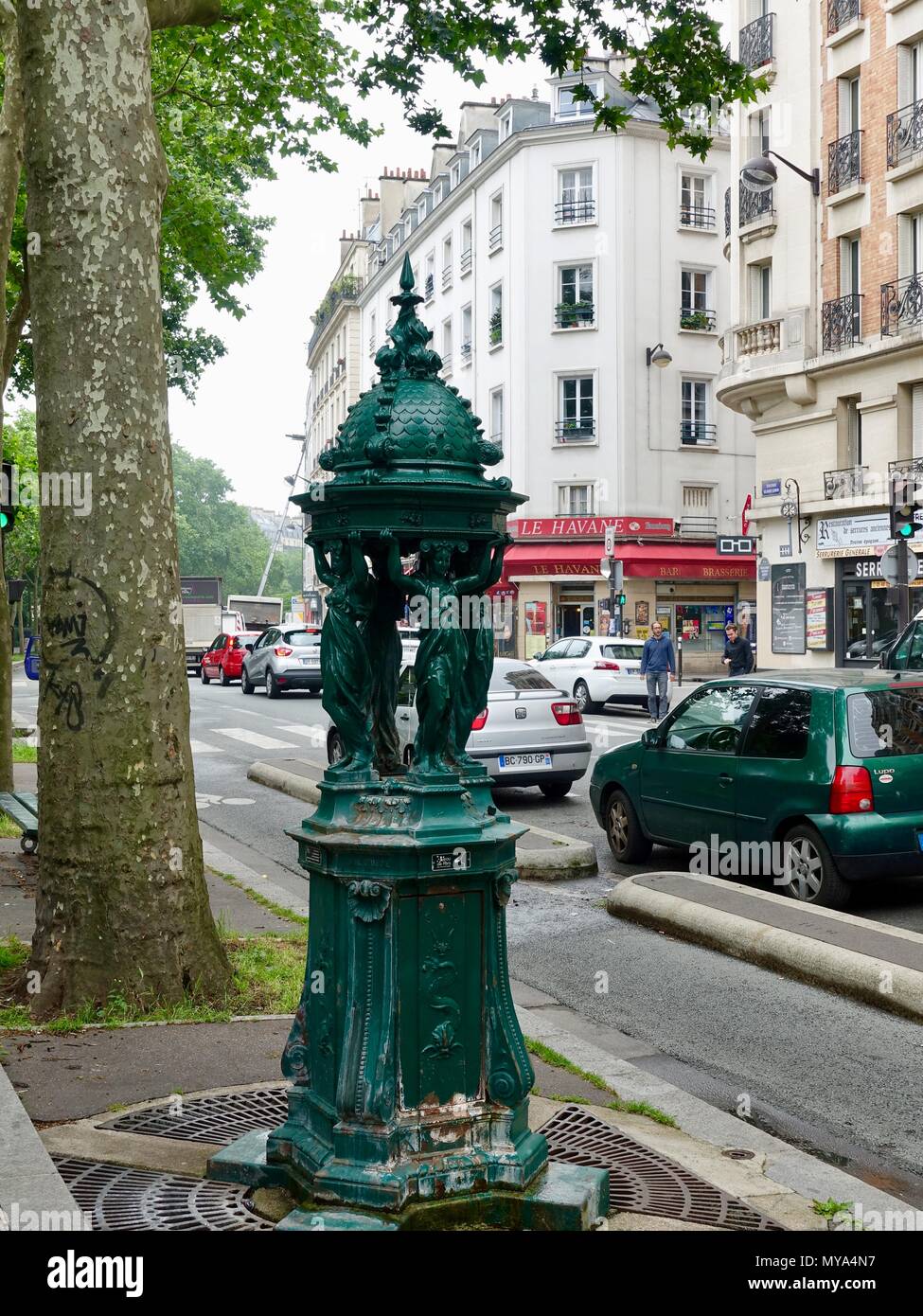 Fontaine Wallace vert, du boulevard Richard-Lenoir, Paris, France Banque D'Images