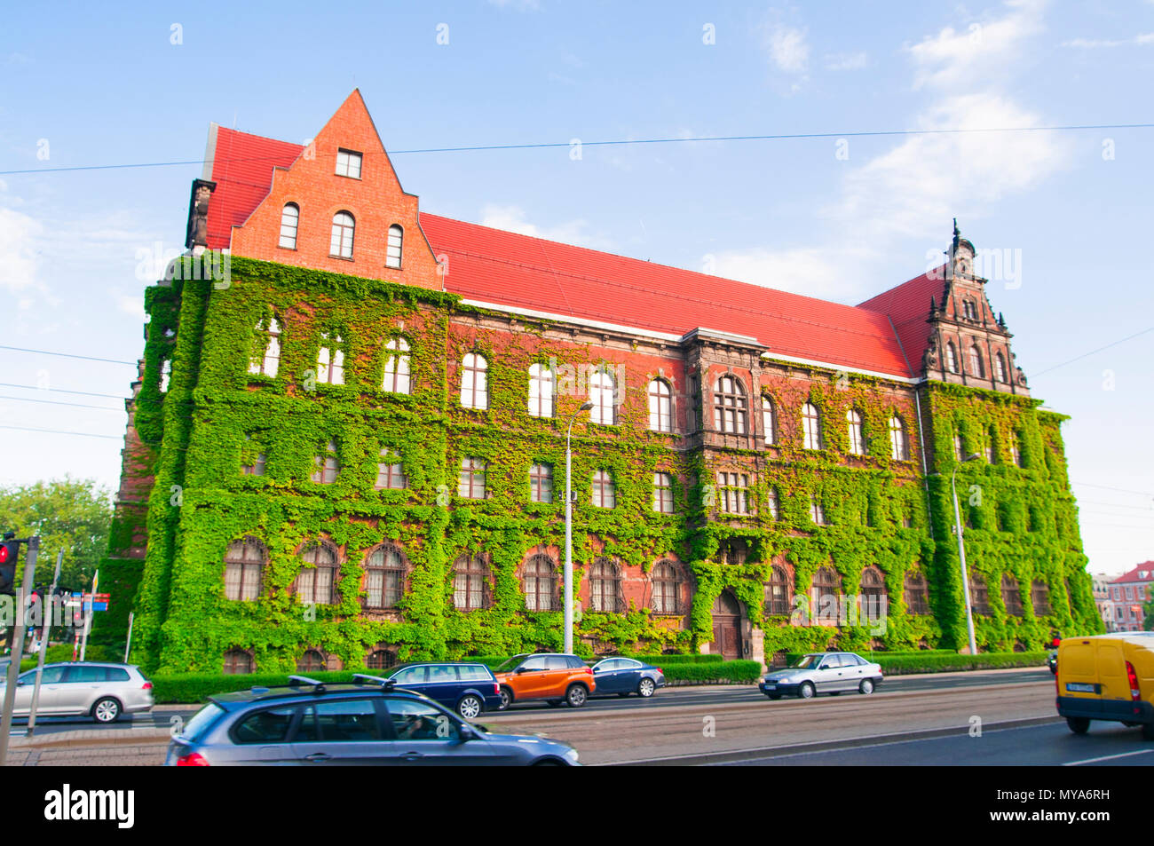 Extérieur de la magnifique Musée National de Wroclaw, la Basse Silésie, Pologne mai 2018. Tous les couverts en vert lierre. Banque D'Images